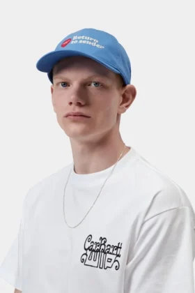 Cappellino con adesivo