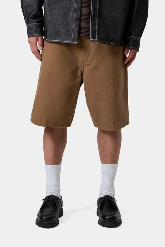 Pantaloncini con rinforzo su un solo ginocchio Pantaloncini con rinforzo su un solo ginocchio