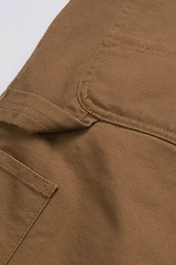 Pantaloncini con rinforzo su un solo ginocchio Pantaloncini con rinforzo su un solo ginocchio