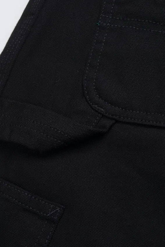 Pantaloncini con rinforzo su un solo ginocchio Pantaloncini con rinforzo su un solo ginocchio