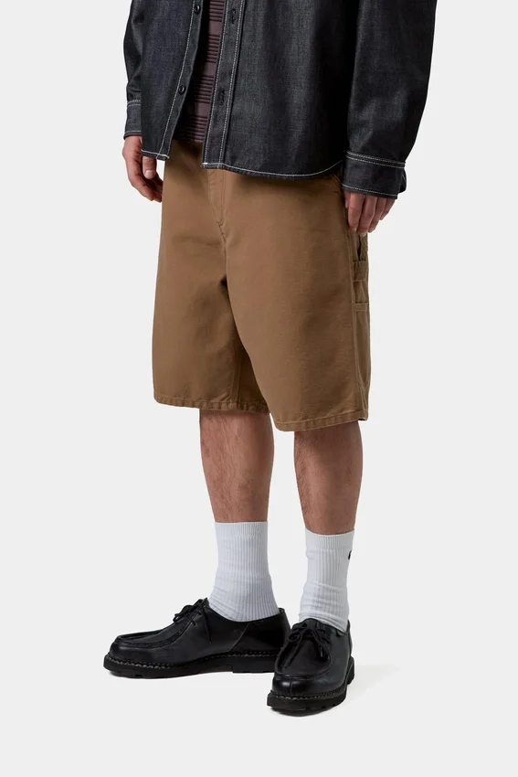 Pantaloncini con rinforzo su un solo ginocchio Pantaloncini con rinforzo su un solo ginocchio