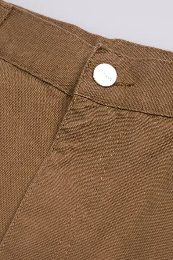 Pantaloncini con rinforzo su un solo ginocchio Pantaloncini con rinforzo su un solo ginocchio