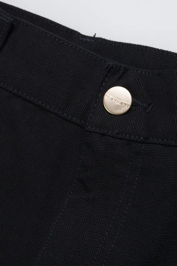 Pantaloncini con rinforzo su un solo ginocchio Pantaloncini con rinforzo su un solo ginocchio