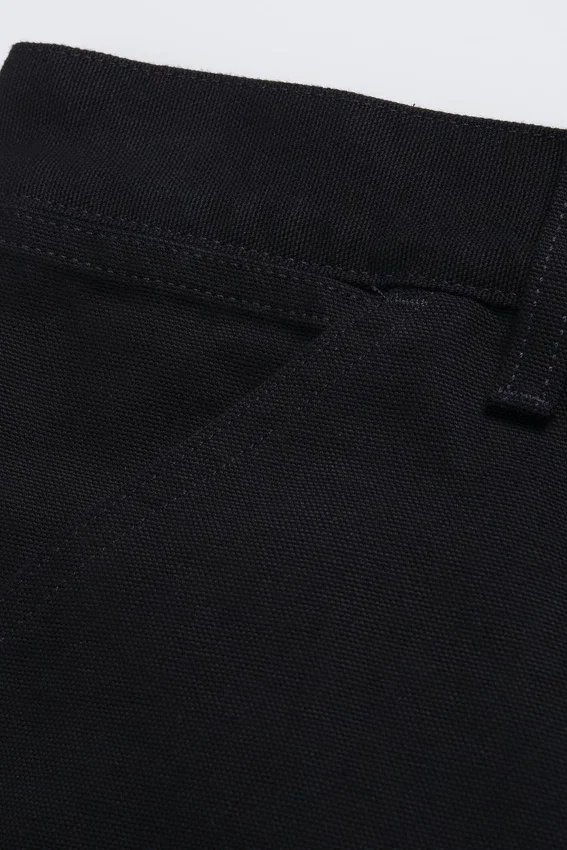 Pantaloncini con rinforzo su un solo ginocchio Pantaloncini con rinforzo su un solo ginocchio